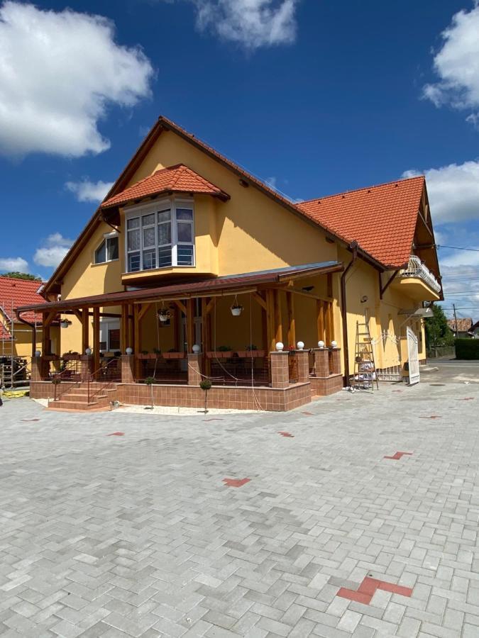 佐洛埃格塞格 贝缇里帕兹奥旅馆酒店 外观 照片